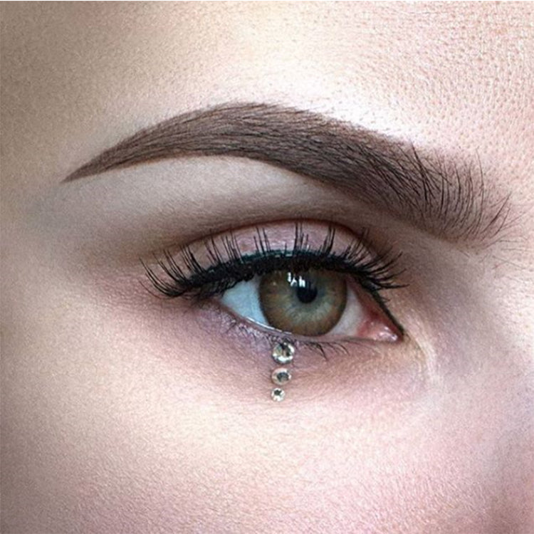 sweed-oeil-de-biche-faux-cils-noirs-effet-regard-de-biche-plumpeux-jour-et-nuit image 3